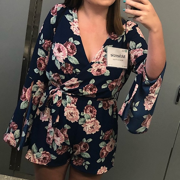 Floral Romper with flowy sleeves - Picture 1 of 1